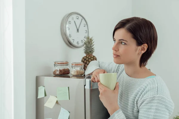 Jeune femme faisant une pause café — Photo