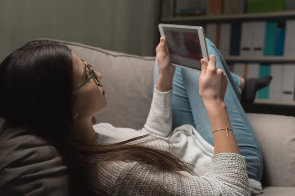 Menina se conectando com tablet — Fotografia de Stock