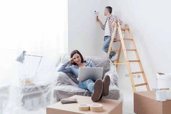 Happy couple doing home renovations — Stock Image Happy couple doing home renovations Stock Photo