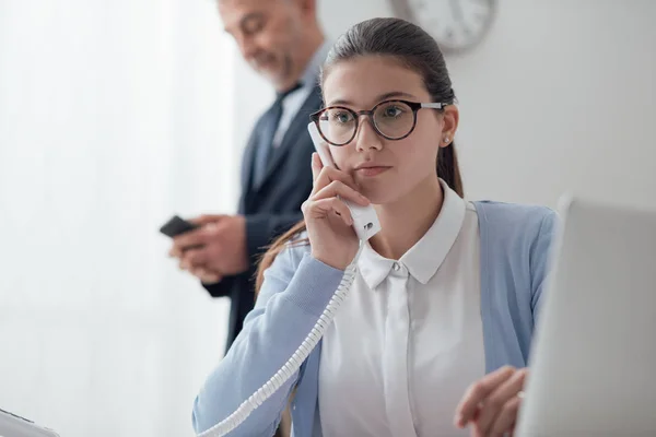 Unga sekreterare arbetar på kontor — Stockfoto