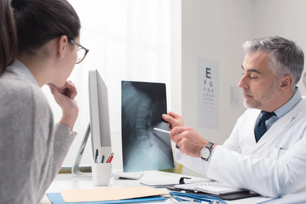 Radiologista que consulta o paciente — Fotografia de Stock
