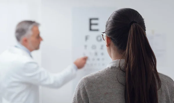 Woman reading eye chart — Stock Photo, Image