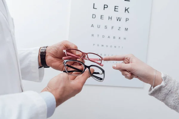 Femme choisissant une paire de lunettes — Photo