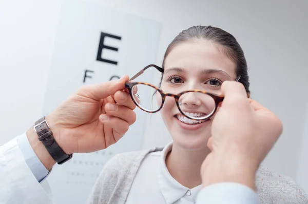 Mulher tentando novos óculos — Fotografia de Stock