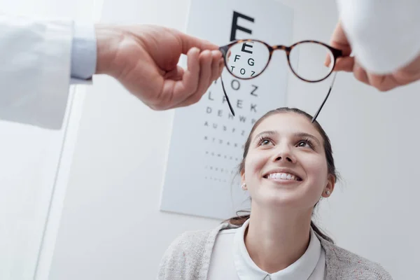 Donna che prova nuovi occhiali — Foto Stock