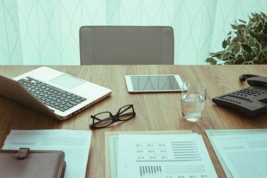 laptop ve evrak ile profesyonel masaüstü