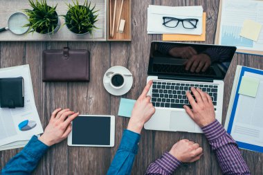 dizüstü bilgisayar kullanan iş ortakları