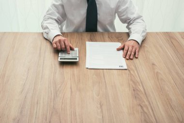 Vergi formlarını kontrol işadamı