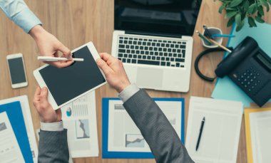 Dijital tablet kullanarak iş adamları