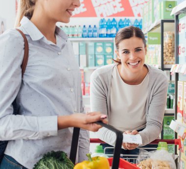 Arkadaşlar üzerinde ürünlerini seçtiğiniz raflar depolar