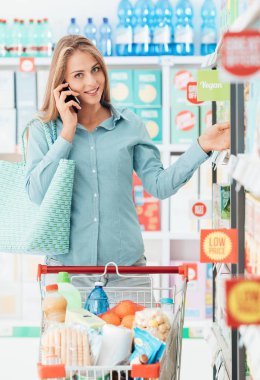 Kadının bakkal süpermarkette alışveriş yapması