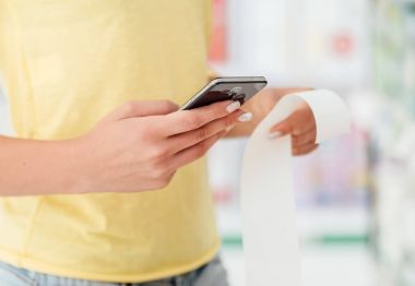 Kadın süpermarkette alışveriş giriş kontrol 