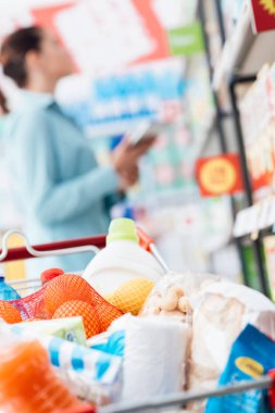 volledig winkelwagentje in de supermarkt  