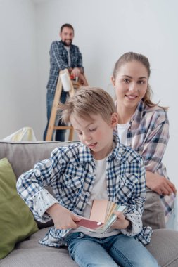 çocuk ile anne malzeme çekme renkler renk örnekleri