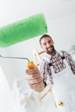 çalışma ve boya silindiri ile resim ressam