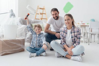 mutlu gülümseyen aile odasında poz