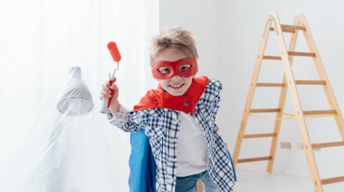 süper kahraman çocuk boya silindiri holding
