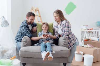 Mutlu aile modeli ev tutan 