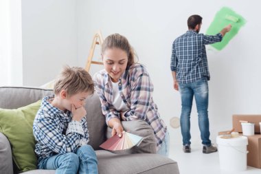 çocuk ile anne malzeme çekme renkler renk örnekleri