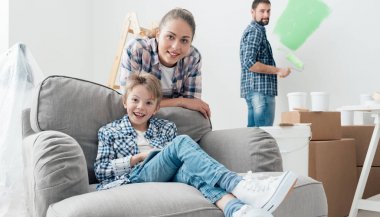 Tablet ve kameraya bakarak anne çocuk 