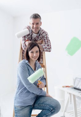 boya merdaneleri ile merdiven yaslanmış Çift 