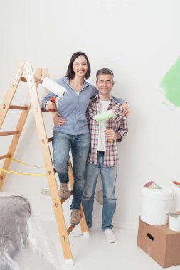 boya merdaneleri ile genç çift gülümseyen