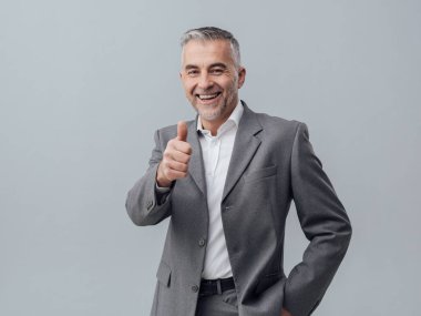 Kendine güvenen işadamı başparmak giving yukarıya