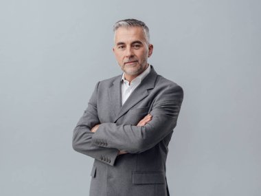 Kendine güvenen işadamı silah ile poz geçti