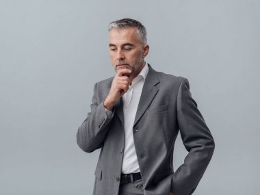 düşünme çene üzerinde el ile iş adamı