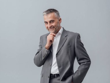 Çene üzerinde el ile akıllı iş adamı