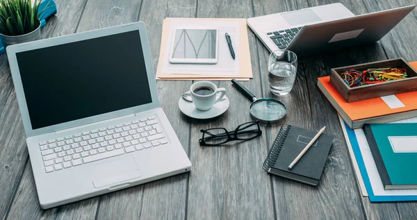 Área de trabalho de negócios com dois laptops — Fotografia de Stock