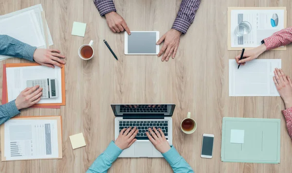 Trabajadores de oficina que utilizan ordenador portátil con tableta — Foto de Stock