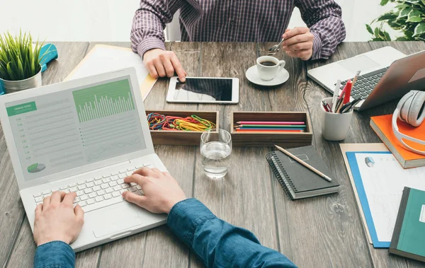 Affärsmän som arbetar på kontor skrivbord — Stockfoto