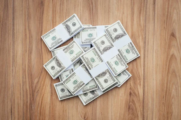 Carga de dinheiro em dinheiro no desktop — Fotografia de Stock