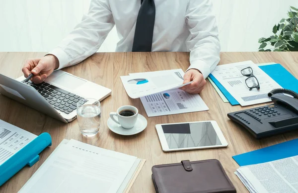 Corporate businessman analyzing financial reports — Stock Photo, Image