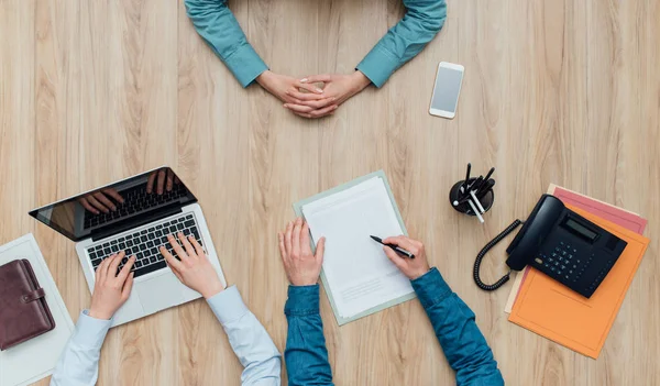 Pria yang menunjukkan kontrak wanita di kantor — Stok Foto