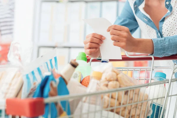 Mulher fazendo compras de supermercado — Fotografia de Stock