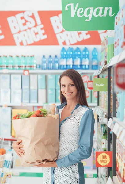 Vrouw kopen vegan eten in supermarkt — Stockfoto