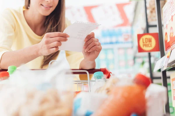 Жінка робить продуктові покупки в супермаркеті — стокове фото