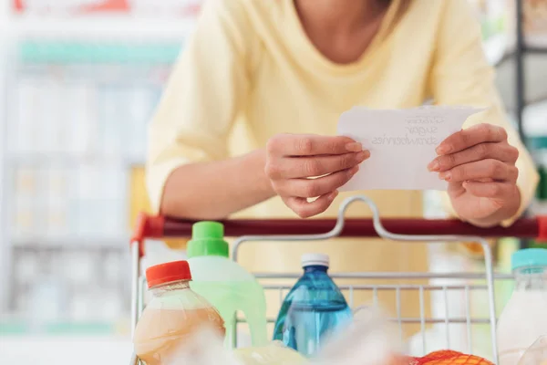 Kvinnan gör matinköp på stormarknad — Stockfoto