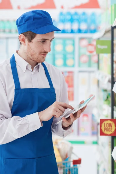 Urzędnik supermarket pracę z cyfrowego tabletu — Zdjęcie stockowe
