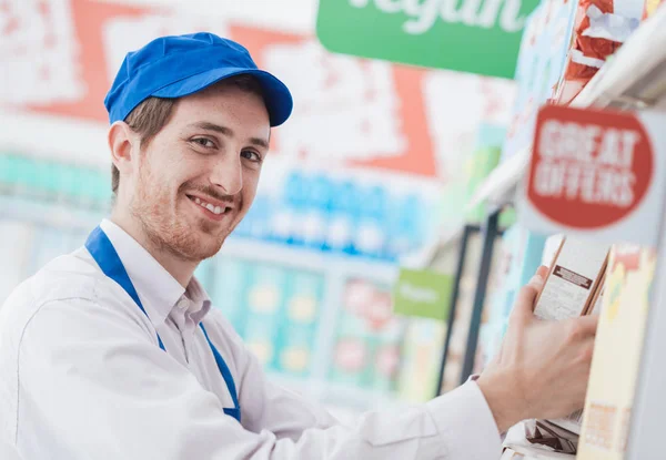 Verkäuferin im Supermarkt arbeitet im Gang des Ladens — Stockfoto