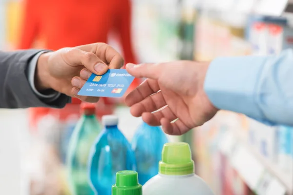 Mężczyzna płaci kartą kredytową w sklepie — Zdjęcie stockowe