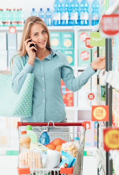 Γυναίκα που κάνει τα ψώνια στο σούπερ μάρκετ — Φωτογραφία Αρχείου