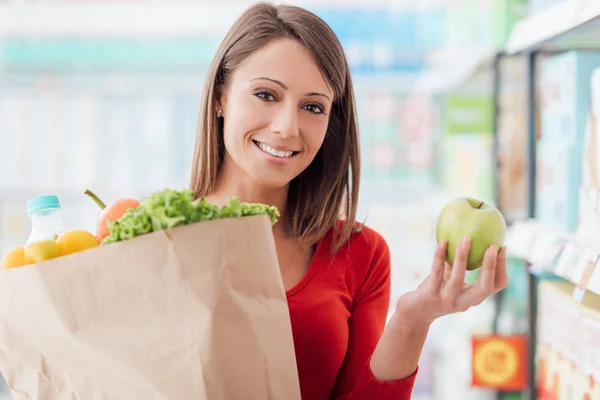 Donna che tiene la borsa della spesa con verdure — Foto Stock