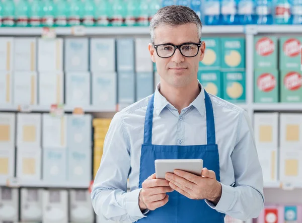 Supermercado clerk usando tablet — Fotografia de Stock