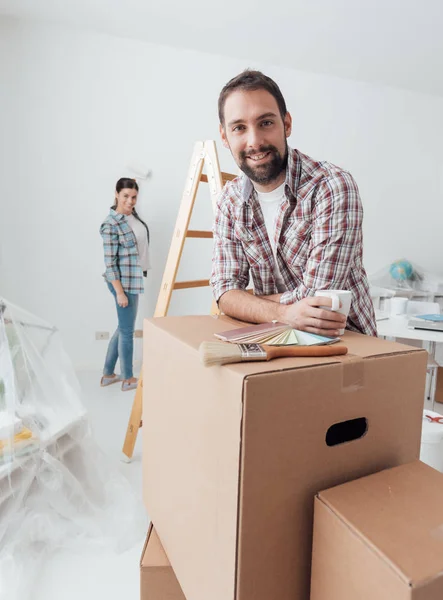 Par flyttar in i nytt hus — Stockfoto