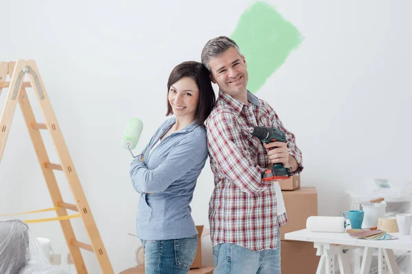 Szerető pár csinál házfelújítás — Stock Fotó