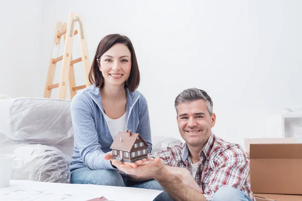 Casal segurando modelo casa de sonho — Fotografia de Stock