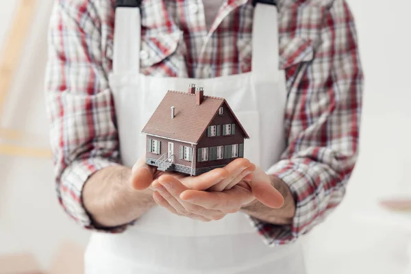 Homem segurando modelo casa — Fotografia de Stock